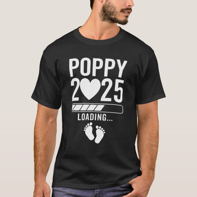 Bald zu sein Poppy Est 2025 Schwangerschaftsankünd T-Shirt (Vorderseite)