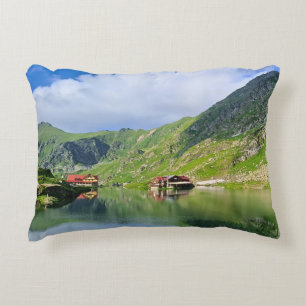 Balea-See-Reflexion – Karpatisches Alpen-Print Dekokissen