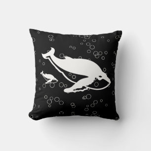 baleines blanches et bulles sur coussin noir