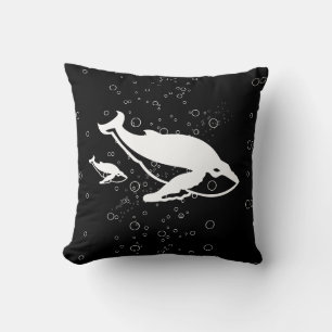 baleines blanches et bulles sur coussin noir