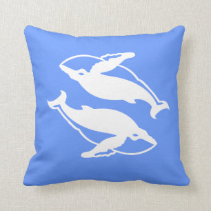 baleines blanches sur coussin bleu