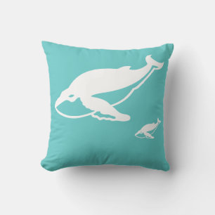 baleines blanches sur coussin bleu turquoise