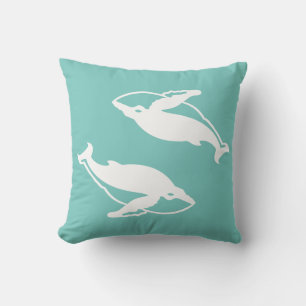baleines blanches sur coussin bleu turquoise