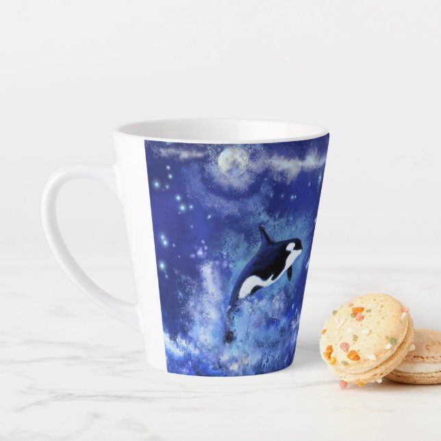 Baleines tueuses sur Pleine lune Latte Mug (En situation)