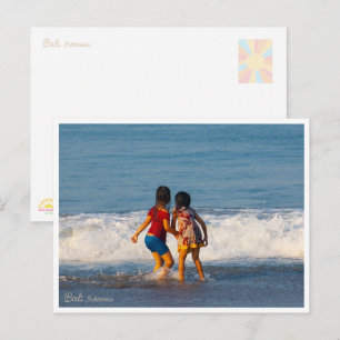 Bali-Strandkinder spielen – Postkarte