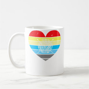 Ball aus Garn und Stricknadeln stricken Kaffeetasse