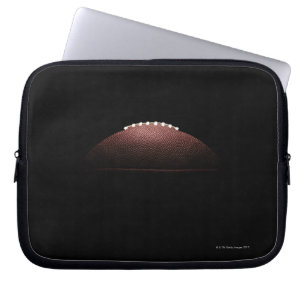 Ball des amerikanischen Fußballs auf schwarzem Laptopschutzhülle