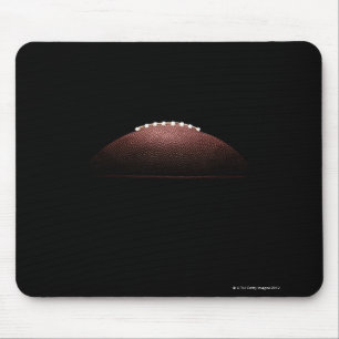 Ball des amerikanischen Fußballs auf schwarzem Mousepad