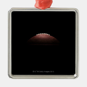Ball des amerikanischen Fußballs auf schwarzem Silbernes Ornament