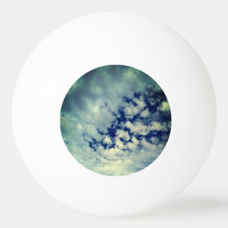 Balle De Ping Pong Ciel foncé, à travers les nuages
