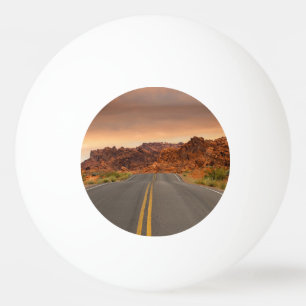 Balle De Ping Pong Coucher du soleil de voyage par la route