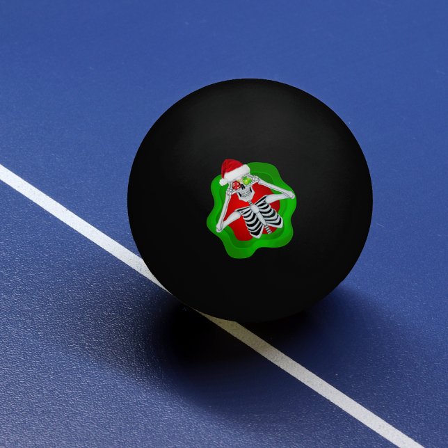 Balle De Ping Pong Drôle Noël Squelette Casquette Rouge Vert éclat (Christmas funny skeleton holding ornaments up to eyes in red green splatter shape on pink pong ball.)