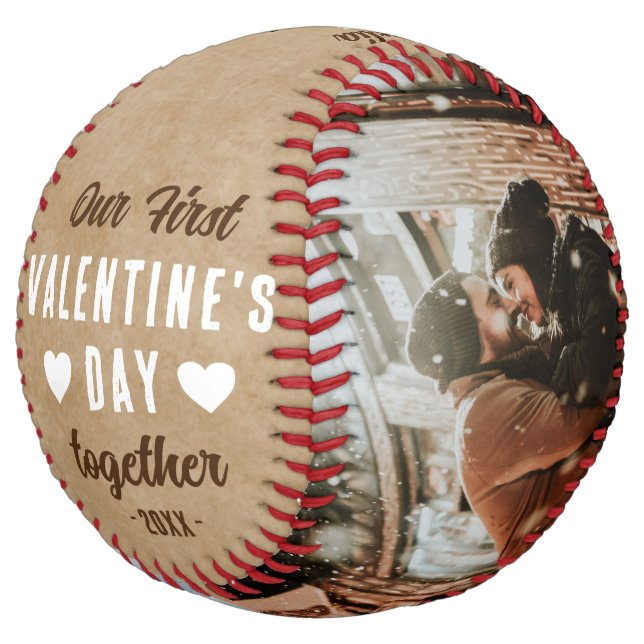 Balle De Softball Notre première Saint Valentin Ensemble 2 Photos (Incliné)