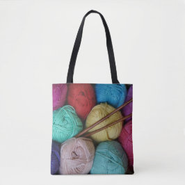 Bälle des Garns mit hölzernen Stricknadeln Tasche