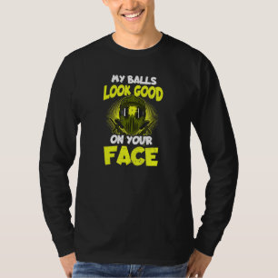 Bälle sehen gut aus auf der Paintball-Maske im Ges T-Shirt