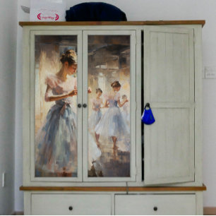 Ballerina, die ihre Bewegungen ausübt, Seidenpapier