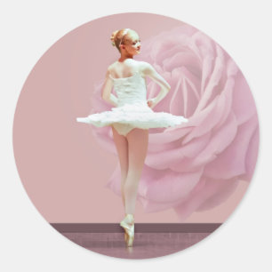 Ballerina im Weiß mit rosa Rose Runder Aufkleber