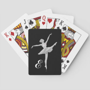 Ballerina in silbernem und in Schwarzem mit Spielkarten