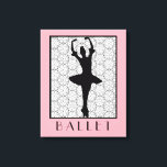 Ballerina Silhouette über ein Herz-Mandala-Muster Leinwanddruck<br><div class="desc">Eine Silhouette einer Ballerina,  die sich mit den Händen über ihrem Kopf auf den Zehenspitzen posiert. Umgeben von einem laktartigen Aussehen,  Schwarz-Weiß-Herz und Blume-Mandala-Muster. Das Wort Ballett,  das unter einem Pariser Art Art Deko Schriftart geschrieben wurde.</div>