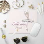 Ballerina zu Herzklopfen Einfache Rosa Glitzer Mousepad<br><div class="desc">Dieses niedliche,  mädchenhafte Mousepad-Design zeichnet sich durch eine hübsche Glitzer Ballerina mit dem Zitat "Ballerina im Herzen" in hübsch rosa Bandskripttypografie auf einem rot-rosa Hintergrund aus. Copyright Anastasia Designs,  alle Rechte vorbehalten.</div>