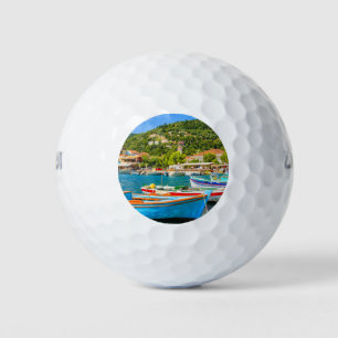 Balles De Golf Bateaux de pêche grecs colorés dans le port de Kio