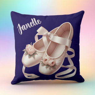 Ballettschuhe mit Band- und Pfingstrosenverzierung Kissen