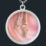 Balletttänzer in den Schuhen Versilberte Kette<br><div class="desc">Für Ballettliebhaber bietet diese Kette eine Balletttänzerin in Zehenschuhen über einem rosa,  abstrakten,  wirbelnden Hintergrund.</div>