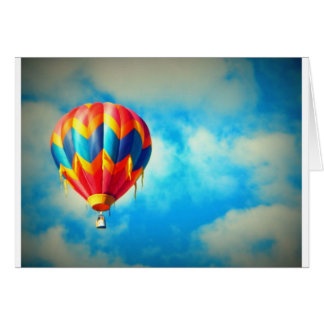Ballon à air chaud dans le ciel bleu
