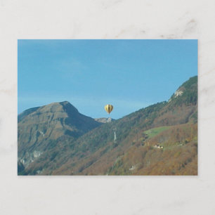Ballon über den Bergen Postkarte