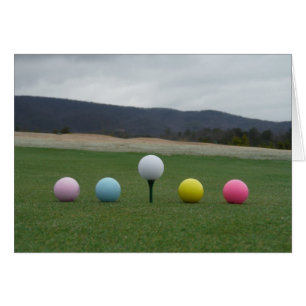 Ballons de golf aux couleurs vives sur une montagn