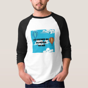 Balloons à air chaud dans le ciel sur un T-shirt