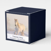 Beau Cheval Blanc courir dans la neige Anniversair