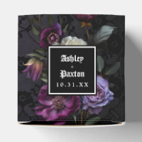 Bouquet floral mauve moody gothique sur dentelle n