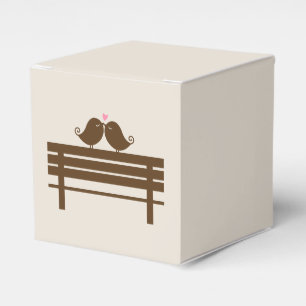 Ballotins Inséparables sur le banc de parc {rose}