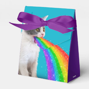 Ballotins Kitten crache vers le ciel