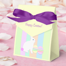 Lapin de Pâques heureux et œufs