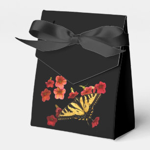 Ballotins Papillon de machaon de tigre sur les fleurs rouges
