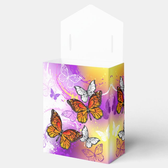 Ballotins Papillons Monarque sur Arrière - plan pourpre (Ouvert)