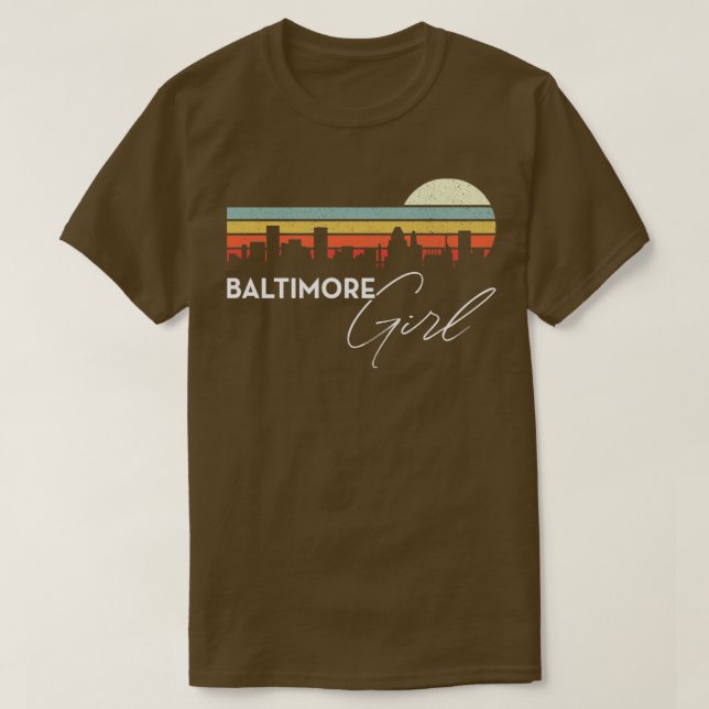 Baltimore Girl Retro Sunset City Skyline T-Shirt (Design vorne)