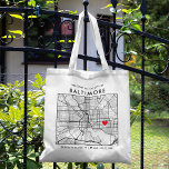 Baltimore Liebe Locator | City Map Wedding Welcome Tragetasche<br><div class="desc">Eine lustige Tasche für eine Hochzeit oder andere Anlässe in der schönen Stadt Baltimore, Maryland. In dieser Tasche befindet sich eine übergeordnete Stadtkarte des Stadtzentrums in einem schwarzen Rahmen. An der Spitze befindet sich ein kurzer Begrüßungsgruß und der Name der Stadt. Auf der unteren Seite befinden sich die Längen- und...</div>