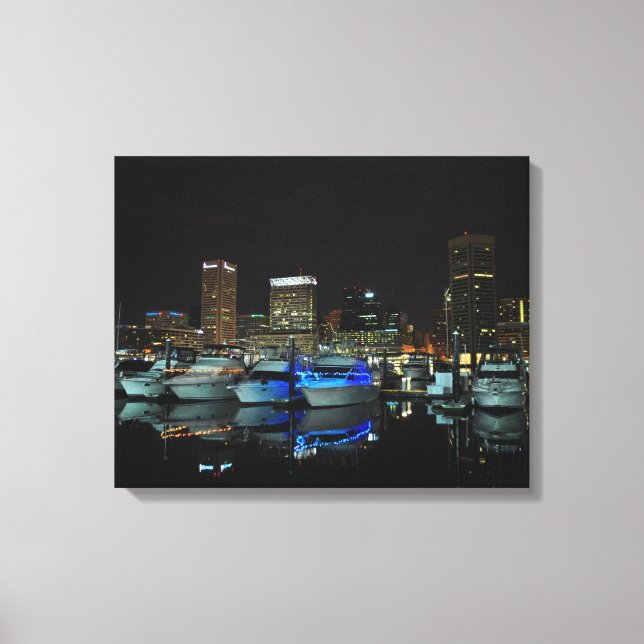 Baltimore Skyline und Boote in der Nacht Leinwanddruck (Vorderseite)