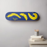 Banana Slugs Gelb und Royal Blue Personalisiert Skateboard<br><div class="desc">Erstelle ein personalisiertes Geschenk,  das für jeden,  der gruselige Kreaturen Liebe,  perfekt ist. Dieses Skateboard zeigt Beispiele von Bananenwickeln in einem hellen und fröhlich gelben Set vor einem königsblauen Hintergrund. Es gibt einen Platz,  um einen Namen in der passenden gelben Schrift hinzuzufügen.</div>