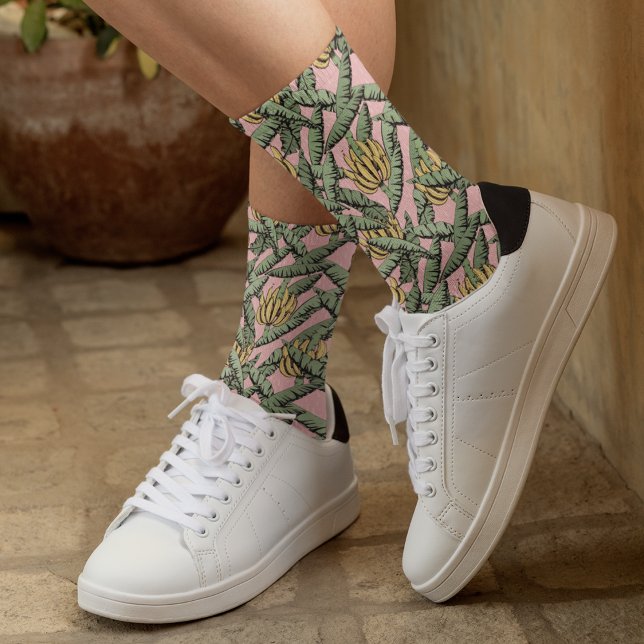 Bananen-Blätter der tropischen Marine und Gelbbana Socken (Pink Hawaiian Style Tropical Navy Banana Leaves and Yellow Bananas, Hand-Drawn in Ink. For Summer.)