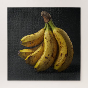 Bananenstapel auf einem reinen dunklen schwarzen H