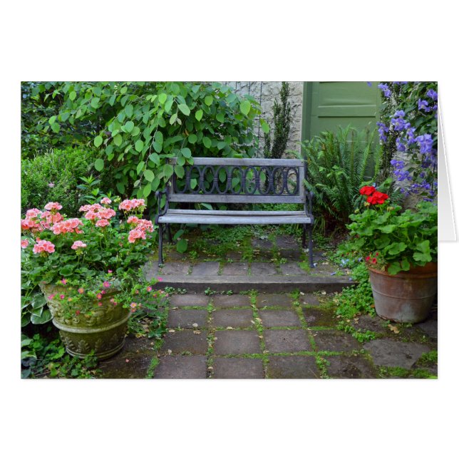 Banc de jardin sur la terrasse d'été (Devant horizontal)