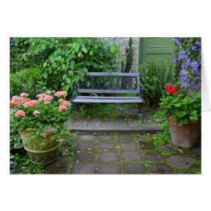 Banc de jardin sur le patio d'été