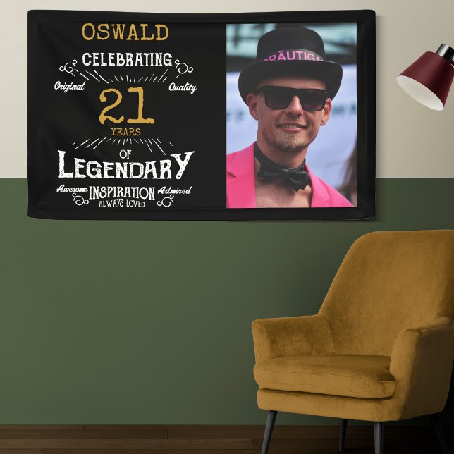 Banderoles 21e anniversaire Modèle photo légendaire (Custom 21st birthday wall banner hanging a on two tone green wall with a chair and lamp)
