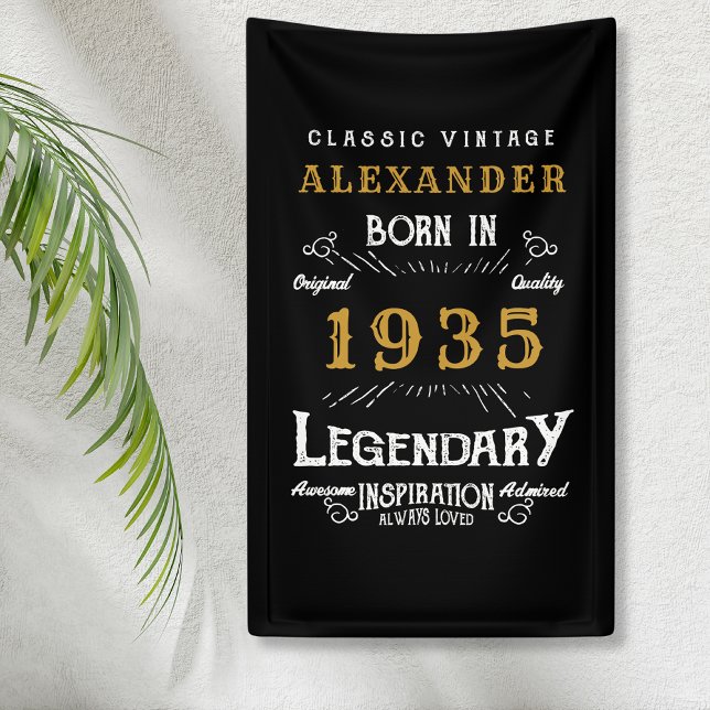 Banderoles 90e anniversaire personnalisé Né en 1935 Noir Vint (Personalized 90th birthday party wall banner hanging on a wall)
