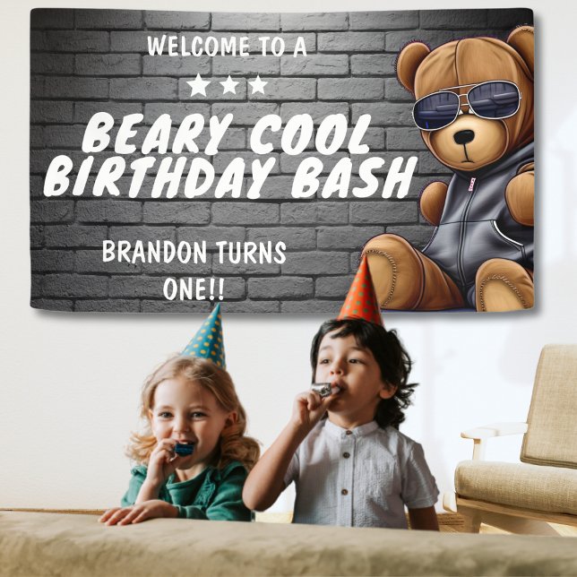 Banderoles Beary Cool Hip hop Teddy Bear Première fête d'anni (beary cool birthday bash banner with grey brick wall and cool hip hop teddy bear wearing sunglasses)