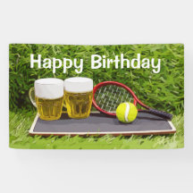 Boule de tennis et verre de bière fête d'anniversa